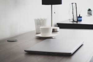 在宅勤務に最適なデスクのセットアップ方法は？