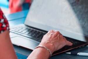 リモートワークの給料が安い理由とは？