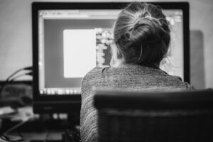 完全在宅のWebデザイナー転職で年収相場はどれくらい？不安を解消するポイントは？