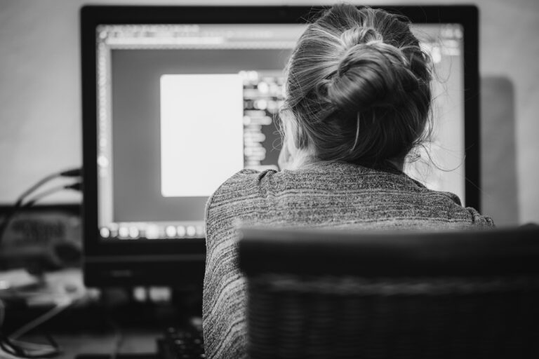 完全在宅のWebデザイナー転職で年収相場はどれくらい？不安を解消するポイントは？
